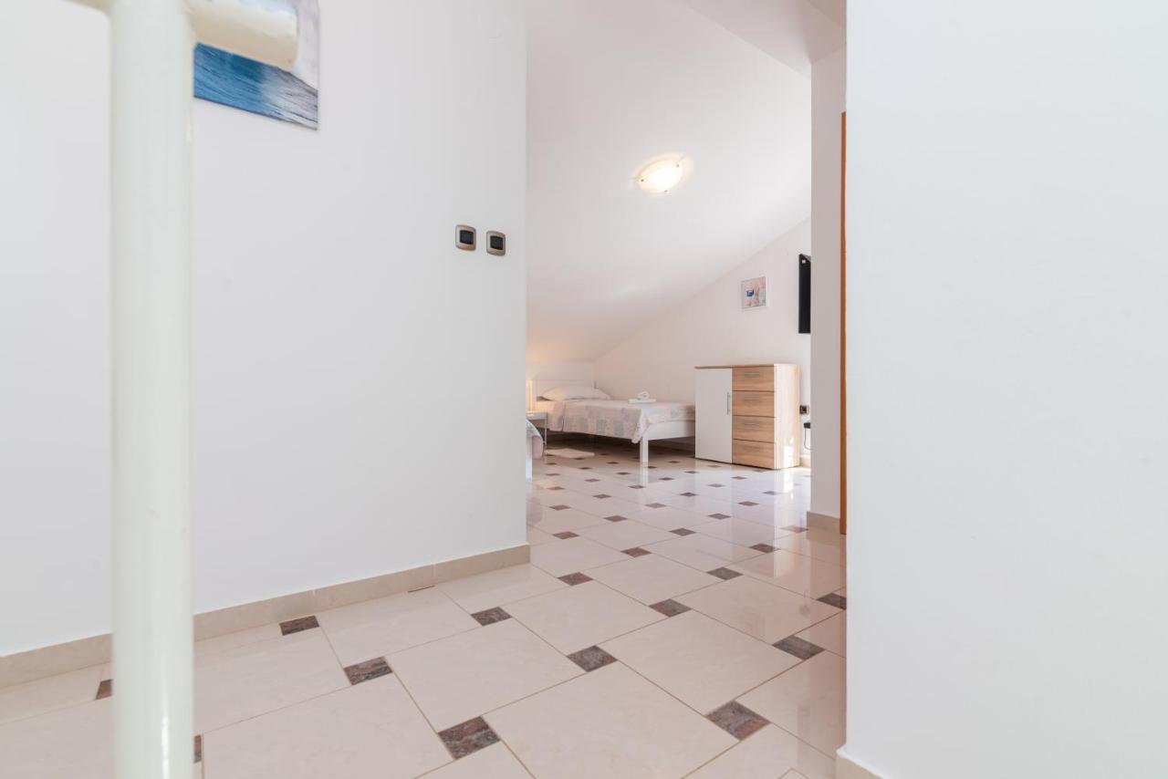 Beautiful Apartment Lovorka 6 , Baska, Krk ภายนอก รูปภาพ