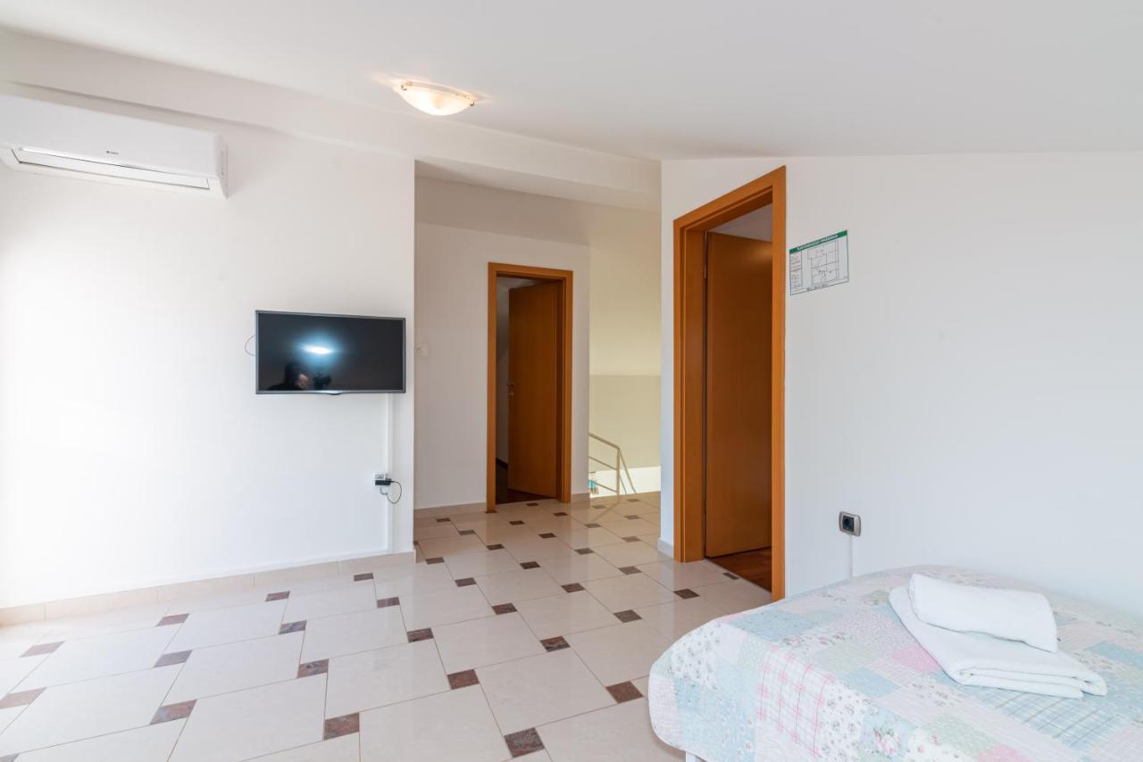 Beautiful Apartment Lovorka 6 , Baska, Krk ภายนอก รูปภาพ